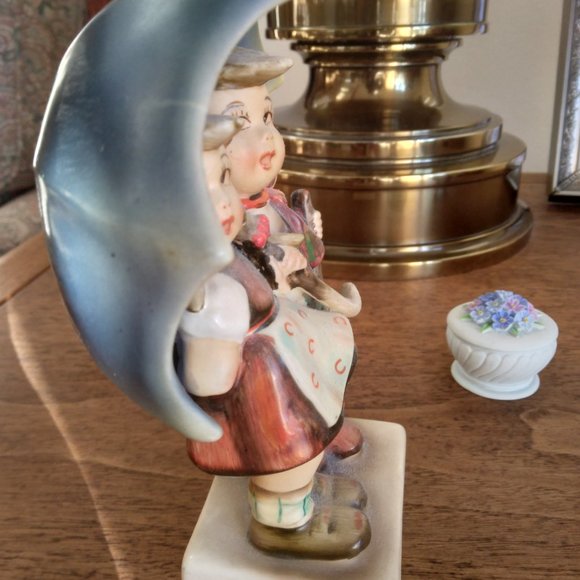 Figurine, Vintage, Decorative, Ceramic, Girl and Boy Under Umbrella - Picture 4 of 6